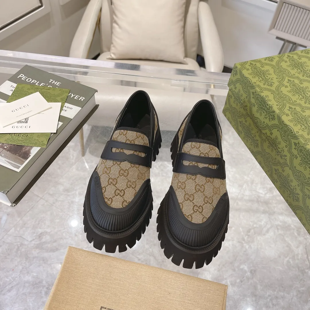 👟👟Ex-factory price 480👟👟 Men's size +10 Gucci's new spring and autumn loafers cleverly use unique design elements to inject fresh vitality into the collection design. Crafted from camel and ebony GG canvas, these stylish unisex loafers feature a new interpretation of the brand's classic monogram pattern for the new season. Camel and ebony GG canvas/imported silk cowhide surface, imported silk cowhide lining Size: Female: 35-42# Male: 39-46#